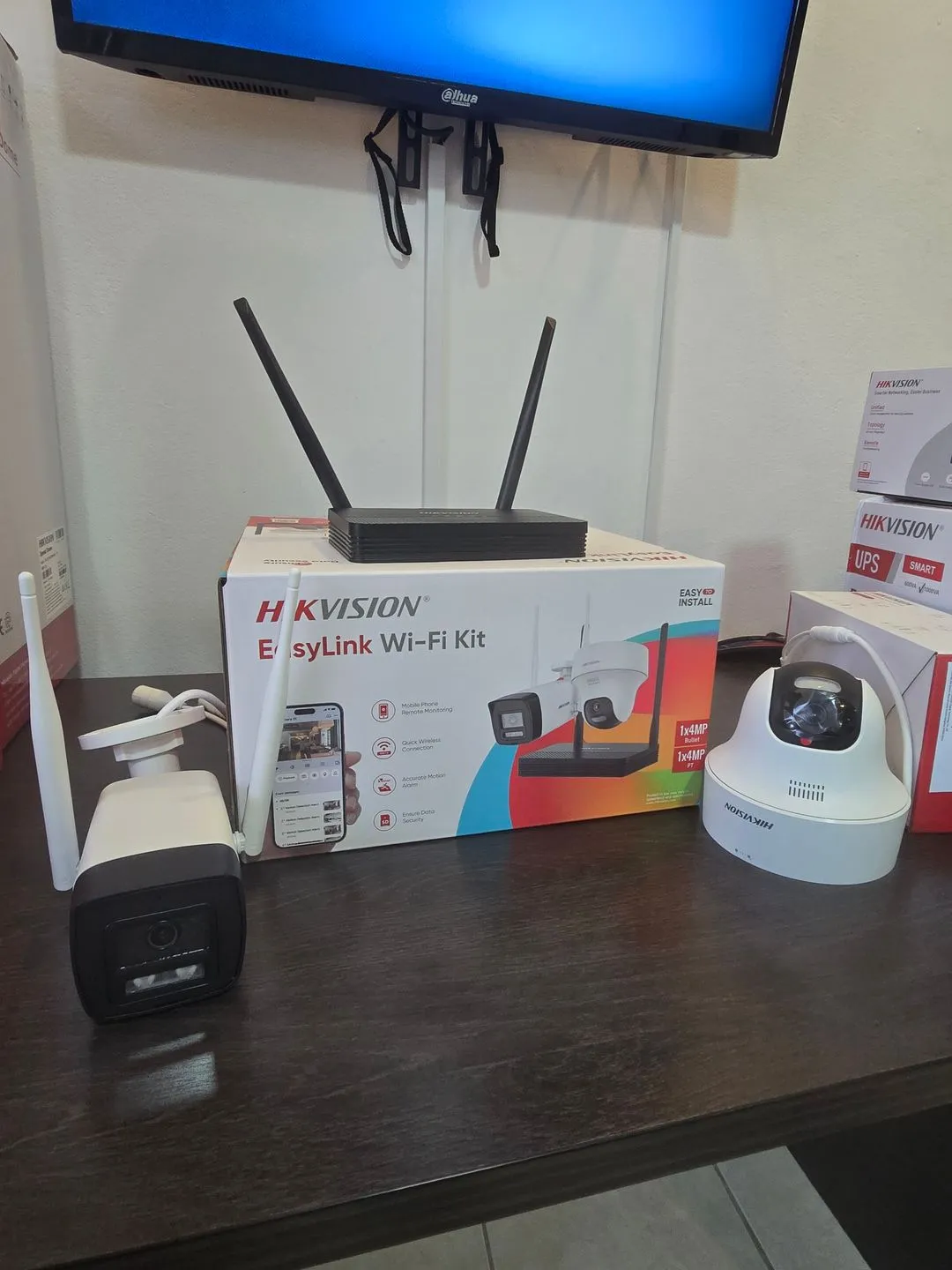 Kit Wi-Fi con una cámara bala de exterior y una cámara domo de interior