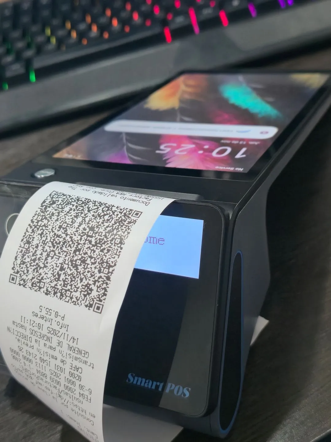 Punto de venta imprimiendo una factura electrónica con código QR