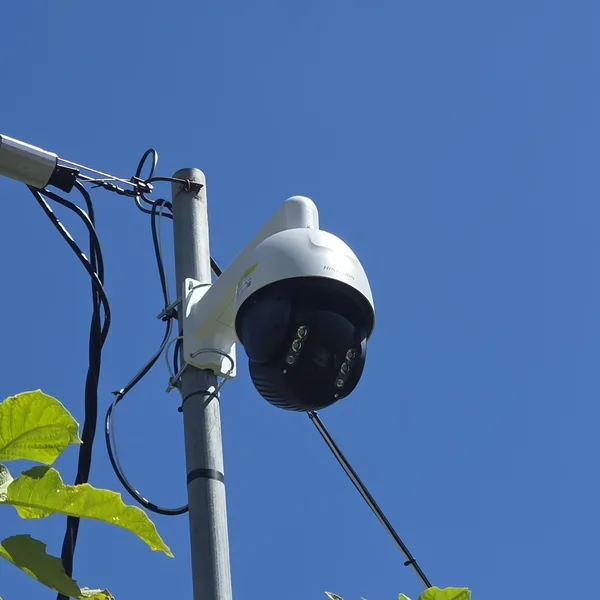 Cámara PTZ instalada en un poste para vigilar el perímetro